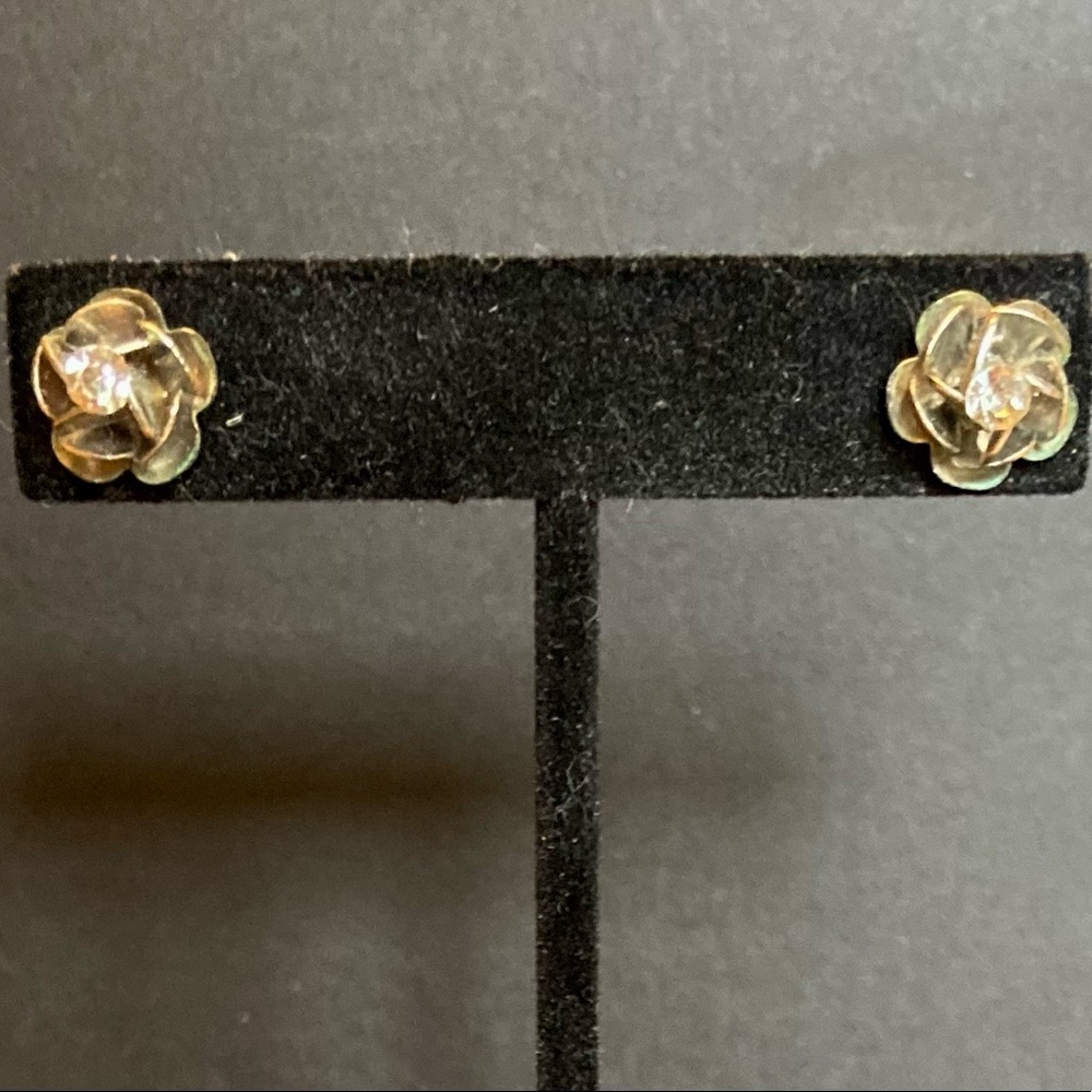 Silver flower earrings with faux diamond
